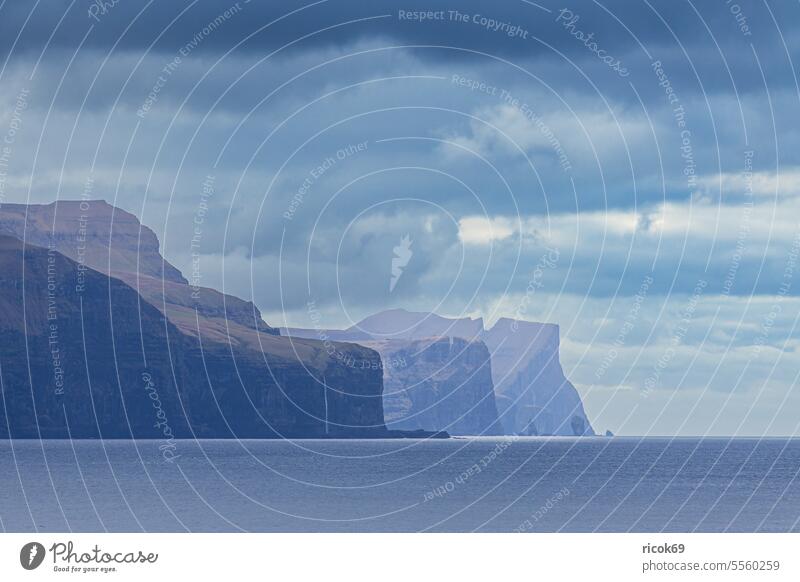 Blick auf die Felsen der Färöer Inseln mit Wolken Küste Meer Atlantischer Ozean Nordostatlantik Atlantikküste Dänemark Berg Klippen Landschaft Natur Wasser