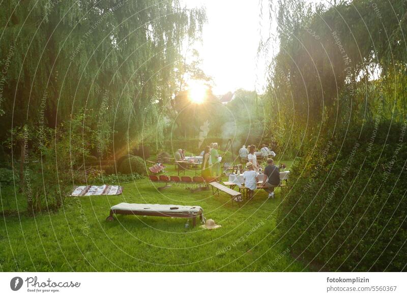 Feier im Grünen Gartenfest Park Liege Sommer Party feiern Veranstaltung warten Gäste Fest Gartenfeier Gartenmöbel Stimmung Feste & Feiern treffen gemeinsam