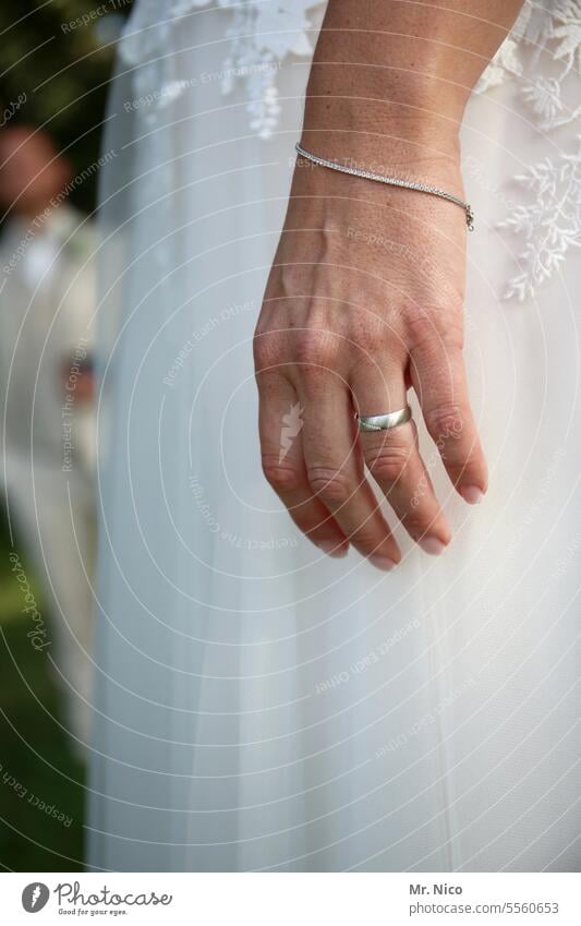 Hochzeit Ehering Finger Ring Hand Liebe Glück Schmuck Brautkleid feminin Feste & Feiern Hochzeitsring Hochzeitspaar Brautpaar Kleid feierlich Ehepaar