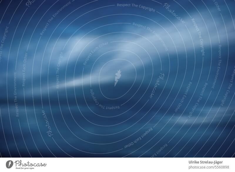 Wolkenbilder in Blau blau verwaschen Himmel Auge Wolkenberge Himmelsstimmung blaue Stunde Dämmerung Abend Licht Abenddämmerung ruhig beruhigend harmonisch