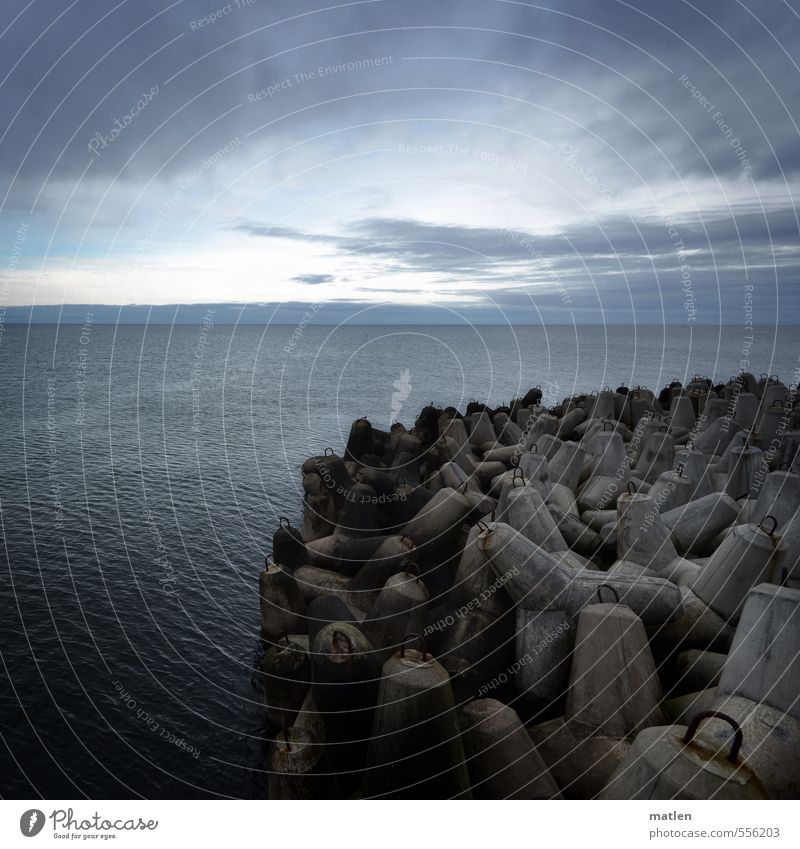 resistance Natur Landschaft Wasser Himmel Wolken Horizont Herbst schlechtes Wetter Wind Küste Meer Menschenleer blau grau Antagonismus Buhnen Farbfoto