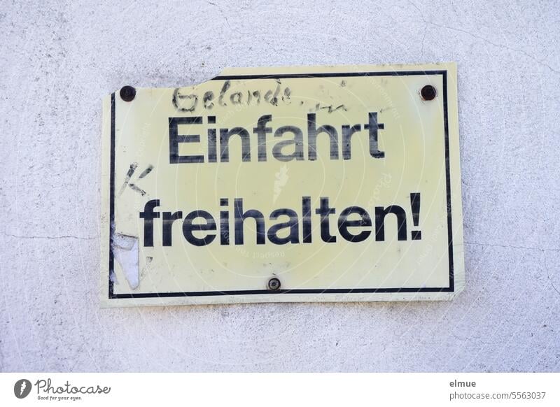 Schild Einfahrt freihalten mit handschriftlicher Ergänzung - Gelände - an einer verputzten Wand Geländeeinfahrt Hinweisschild Schilder & Markierungen