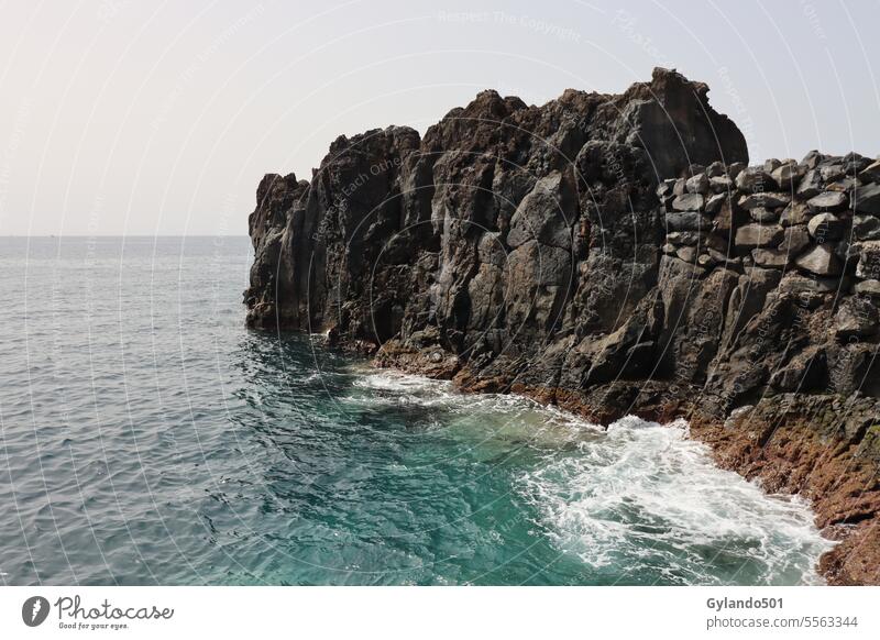 Klippe in der Bucht von Camara de Lobos auf Madeira Steine MEER türkis Klippen Farbe farbenfroh hell Atlantik schön blau Küste Europa Fischen Feiertag Insel