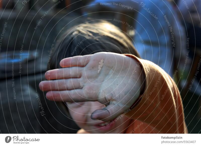 Kind hält Hand vor die Kamera Junge Stop Nein verstecken fröhlich Entschlossenheit abwehren abwehrend Kinderhand Gefühle lächeln stoppen selbstbewußt