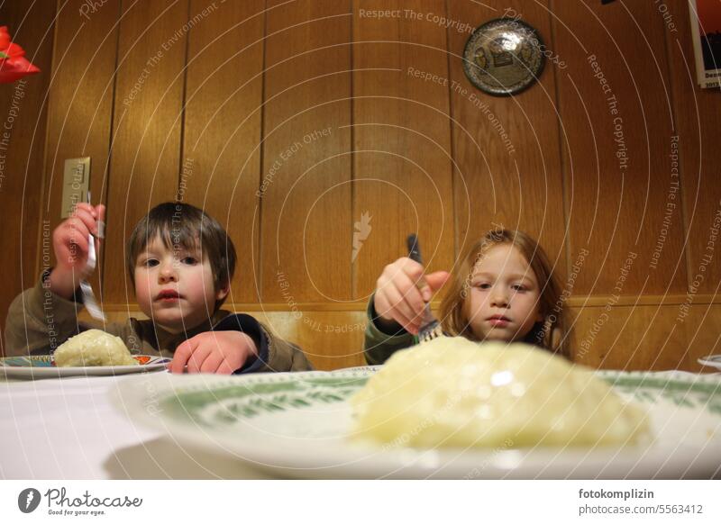 Kinder essen Dampfnudeln - 2 essen und trinken zuhause heimelig Teller Zuhause Zusammensein Familie Appetit Geborgenheit Nahrung Kleinkind Junge Fürsorge kochen