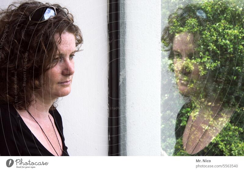 fensterblick Reflexion & Spiegelung Fensterscheibe Neugier beobachten nachdenklich verträumt am fenster Glas Scheibe durchsichtig Haus blick nach draussen