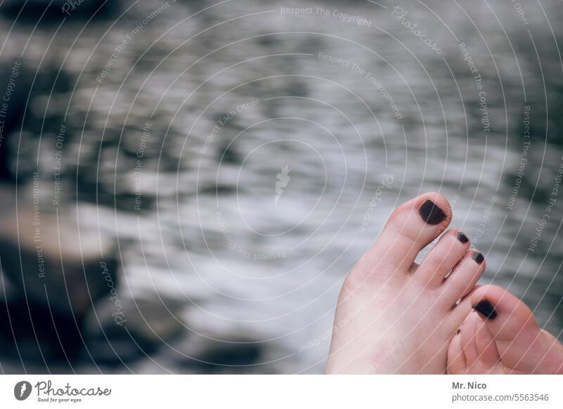 kalte füße Füße hochlegen Barfuß nackte Füße Sommer Fußnägel lackiert kalte Füße Lackierte Zehennägel Sommertag Erholung feminin Nagellack Haut kühlen nass