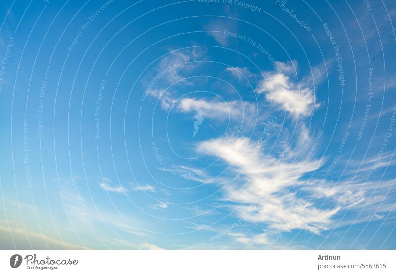 Blauer Himmel und weiße Wolken abstrakten Hintergrund. Cloudscape Hintergrund. Blauer Himmel und flauschige weiße Wolken an sonnigen Tagen. Schöner blauer Himmel. Welt-Ozon-Tag. Ozonschicht. Himmel bei schönem Wetter Tag.