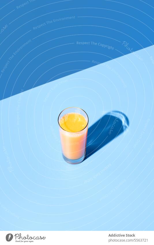 Glas Cocktail mit Orangenscheibe Saft orange frisch trinken Erfrischung Scheibe Frucht Zitrusfrüchte Getränk Gesundheit dienen geschmackvoll lecker organisch