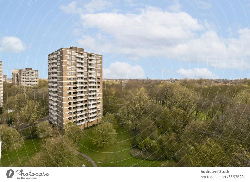 Blick auf Landschaft und Wohngebäude gegen den Himmel hoch Gebäude grün Gegend Baum Buchse Cloud Natur Turm Außenseite Struktur malerisch Luftaufnahme Gras Feld