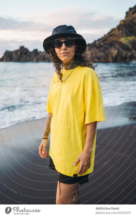 Nachdenkliche Frau am Strand MEER besinnlich Meeresufer nachdenklich Windstille Küste Ufer Sand winken Natur Sonnenbrille Wasser Teneriffa Kanarische Inseln Hut