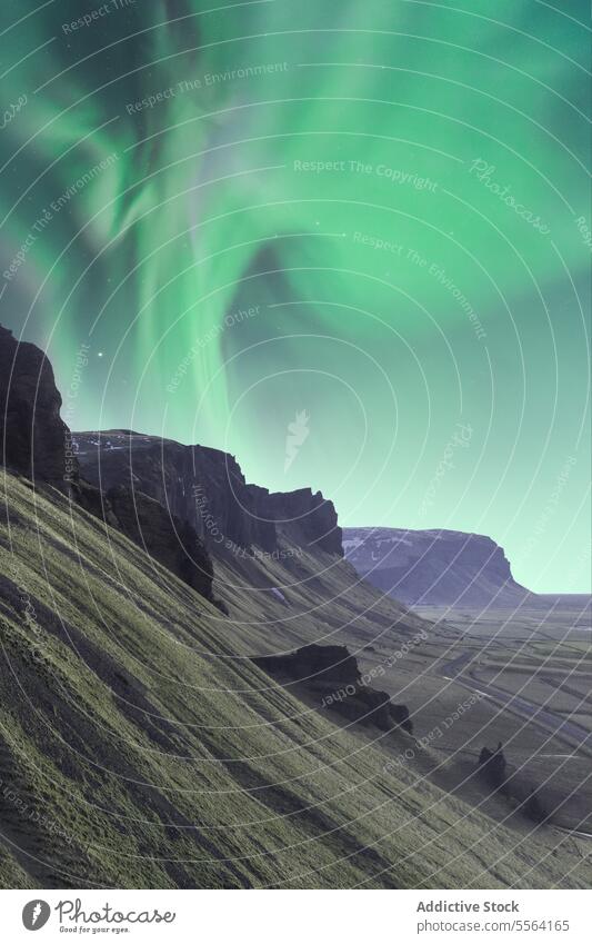 Majestätischer Himmel mit Nordlicht über felsigen Klippen Berge u. Gebirge Reisender nördlich Natur kalt Ambitus Abenteuer Hochland Landschaft grün bewundern