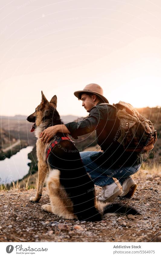 Hund mit seinem Besitzer in freier Wildbahn Mann Training loyal Deutscher Schäferhund Leckerbissen Tier männlich Freund gehorsam sonnig Sonnenlicht Natur