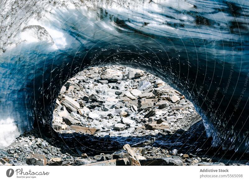 Gewölbter Gletscher in felsiger Landschaft Bogen Felsen Gelände Himmel wolkig umfassend Natur Eis blau weiß Berge u. Gebirge Umwelt Schönheit Formation Winter