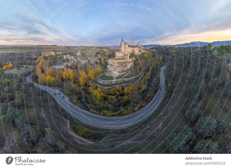 Drone Blick auf Schloss Stadtautobahn grün und Herbst Bäume in der Tageszeit Burg oder Schloss Großstadt Gebäude Stadtbild Architektur antik Hügel historisch