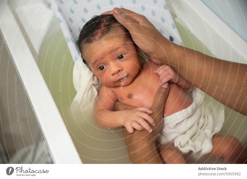 Kleines neugeborenes Baby beim Baden Waschen Wasser Kind Pflege Mutter Liebe Leben Geburt Kinderbetreuung mütterlich Mutterschaft Säugling Säuglingsalter