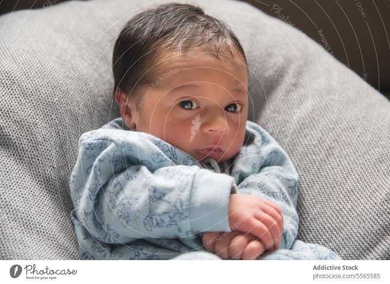 Neugeborenes Baby im Bett neugeboren Säugling schlafen niedlich Decke wenig unschuldig Kind bezaubernd weich Lügen heimwärts Angebot ruhen Säuglingsalter