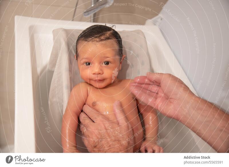 Kleines neugeborenes Baby beim Baden Waschen Wasser Kind Pflege Mutter Liebe Leben Geburt Kinderbetreuung mütterlich Mutterschaft Säugling Säuglingsalter