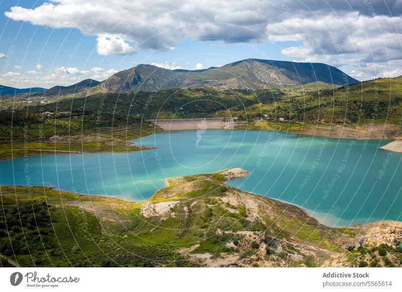 Ruhiger See, umgeben von Bergen Berge u. Gebirge Kamm Stausee Landschaft Teich Fluss Wasser blau Flora friedlich Tal Hügel Berghang grün Natur ländlich Ufer