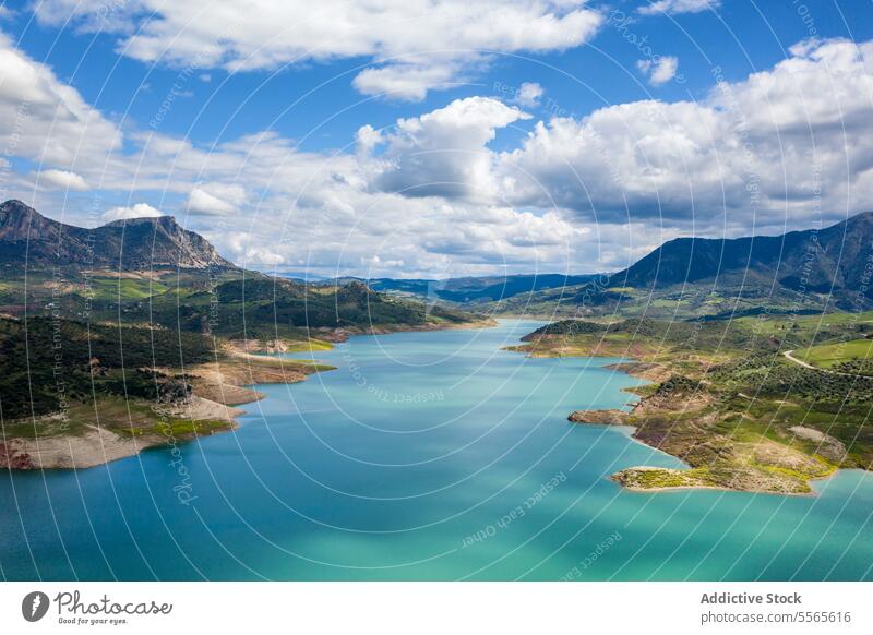 Malerische Aussicht auf ein Bergtal und einen See in Zahara de la Sierra in Spanien Berge u. Gebirge Kamm Landschaft Teich Fluss Wasser Windstille blau