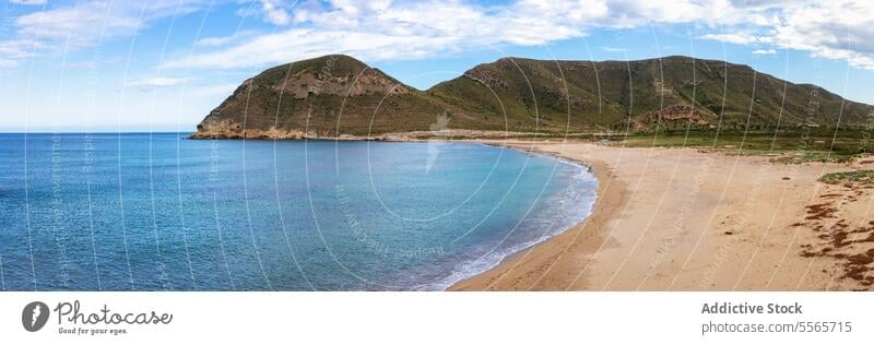 Ein Strand neben den Bergen MEER Natur mediterran Meereslandschaft Küstenlinie reisen Sand Urlaub im Freien Felsen Wasser Tourismus Reiseziel Europa natürlich