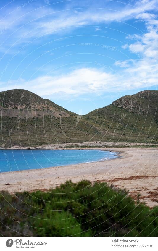 Ein Strand neben den Bergen MEER Natur mediterran Meereslandschaft Küstenlinie reisen Sand Urlaub im Freien Felsen Wasser Tourismus Reiseziel Europa natürlich