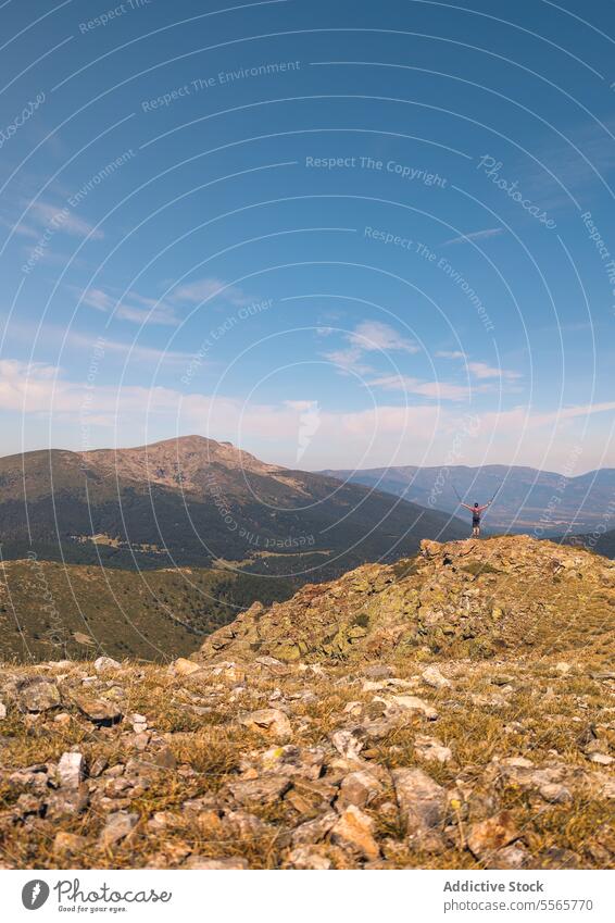 Anonymer Bergsteiger mit Trekkingstöcken bewundert die Aussicht Aufsteiger Berge u. Gebirge bewundernd Ansicht Landschaft Abenteuer reisen Gerät Rucksack Hobby