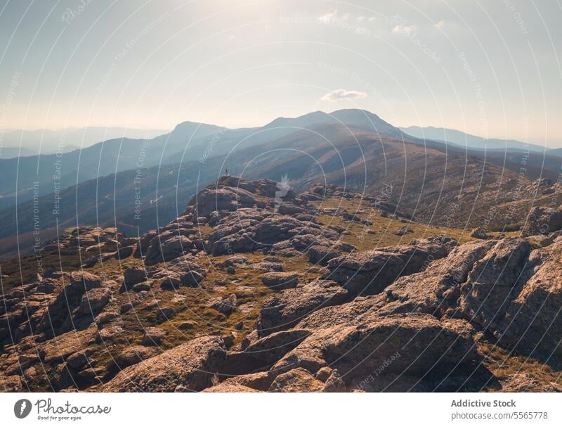 Felsiges Tal im Hochland Klippe Berge u. Gebirge Felsen exotisch Natur Berghang Landschaft Umwelt Stein felsig wild Blauer Himmel Tierwelt hoch Geologie rau