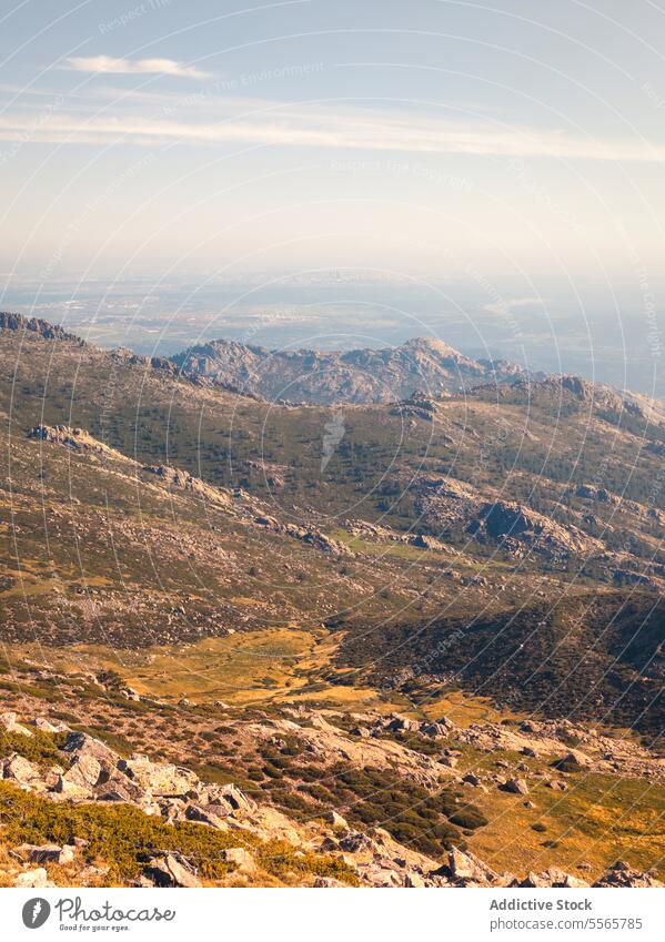 Felsiges Tal im Hochland Klippe Berge u. Gebirge Felsen exotisch Natur Berghang Landschaft Umwelt Stein felsig wild Blauer Himmel Tierwelt hoch Geologie rau