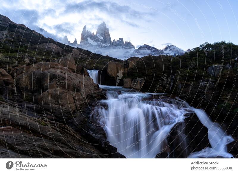 Ein Wasserfall mit einem Berg im Hintergrund Berge u. Gebirge Natur Landschaft argentinisch Patagonien Kaskade malerisch Schönheit im Freien Wildnis Abenteuer