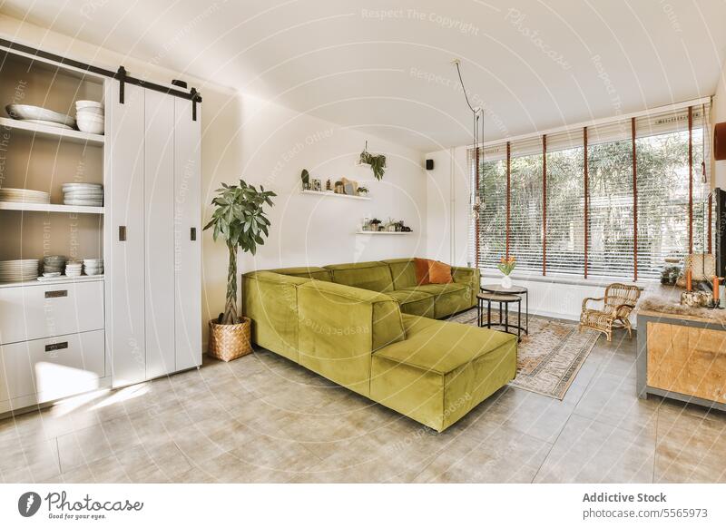 Wohnzimmer mit Sofa und Holzschränken Stil trendy modern heimwärts Gebäude Architektur Haus Innenbereich wohnbedingt verweilen Grundbesitz Anwesen Wohnsitz