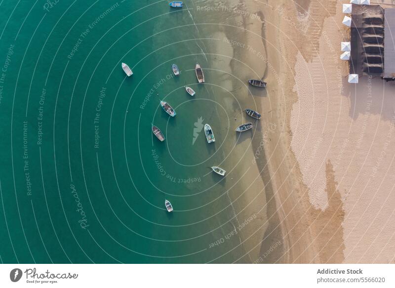 Boote treiben im Meer in Ufernähe Schwimmer Fischerboot verschiedene MEER marin nautisch Strand Sand el rompido Huelva Spanien Europa türkis Segelboot Maure