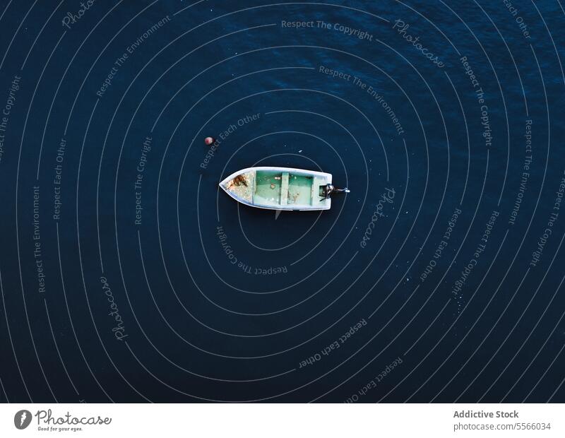 Im Meer vertäutes Fischerboot Motorboot Maure Boot MEER marin Fischen nautisch Wasser el rompido Huelva Spanien Europa Reise malerisch Hobby Rippeln Oberfläche