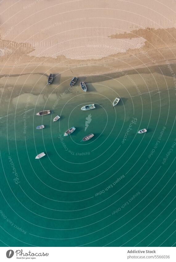 Boote treiben im Meer in Ufernähe Schwimmer Fischerboot verschiedene MEER marin nautisch Strand Sand el rompido Huelva Spanien Europa türkis Segelboot Maure