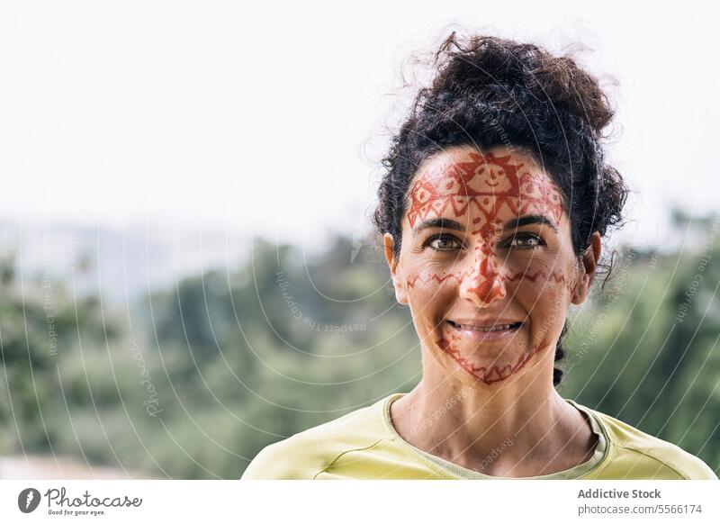 Lächelnde reife Frau mit Bemalung im Gesicht Farbe Natur Wald Glück grün traditionell lässig froh positiv Spaß Optimist Inhalt Freizeit allein angenehm Umwelt