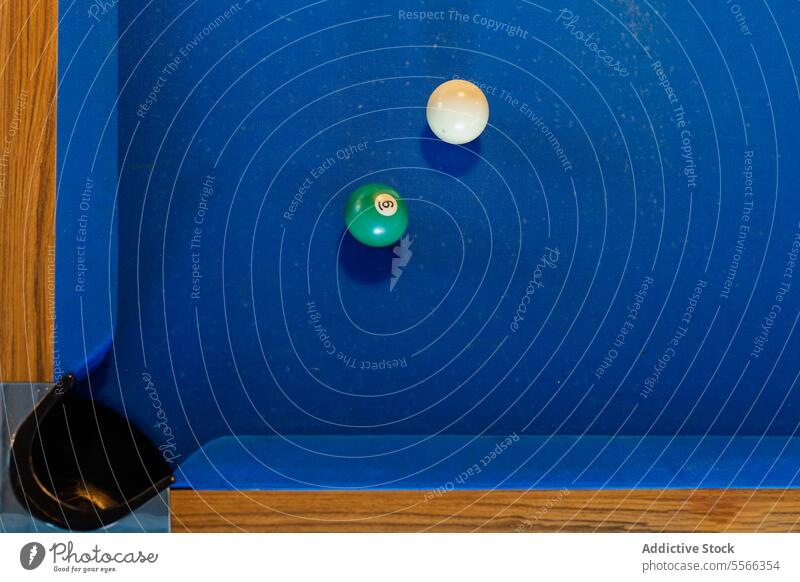 Billardkugeln auf blauem Billardtisch Pool Tisch Freizeit entspannend Erholung Pub spielen im Innenbereich Spiel Sport Snooker farbenfroh Ball Farbe anders