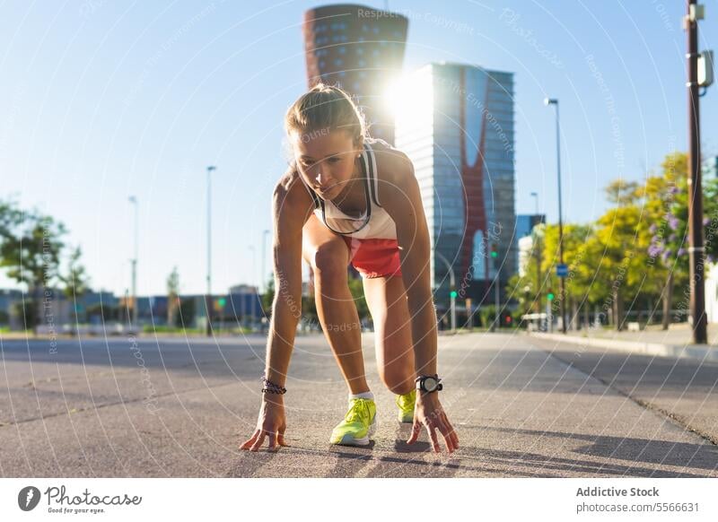 Eine Frau, die auf einem Bürgersteig in einer Stadt läuft laufen Großstadt urban Fitness Sport aktiv Metropolitan Lifestyle Dschungel Übung Straßenbelag joggen