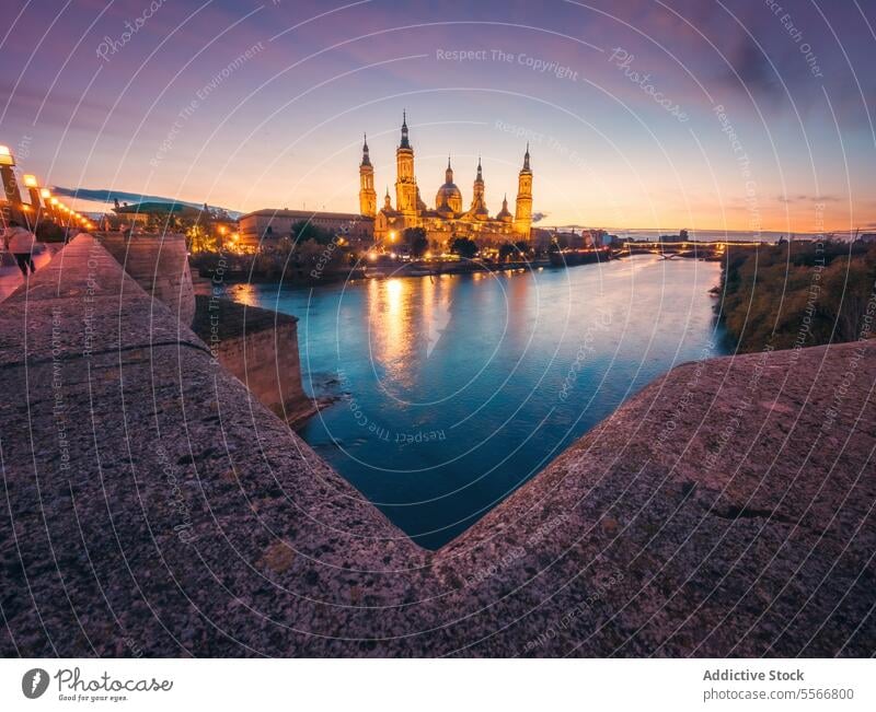 Beleuchtete Basilika Nuestra Senora del Pilar Kathedrale beleuchtet Zaragoza Spanien Wasser Himmel reisen Großstadt Gebäude Architektur blau Europa golden Fluss