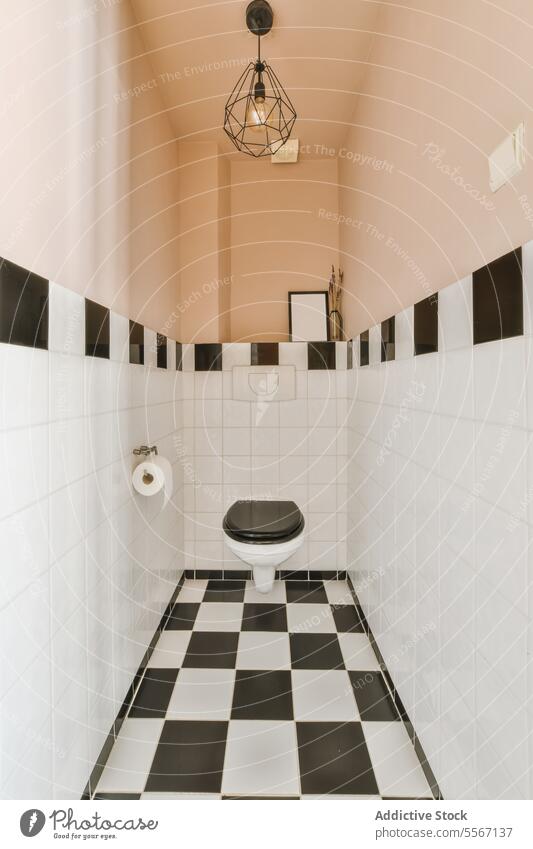 Kleines gefliestes Bad mit Toilettensitz Sitz Stock Fliesen u. Kacheln Bidet Schmuckanhänger Sauberkeit schwarz weiß Wand Zimmerdecke modern Appartement Design