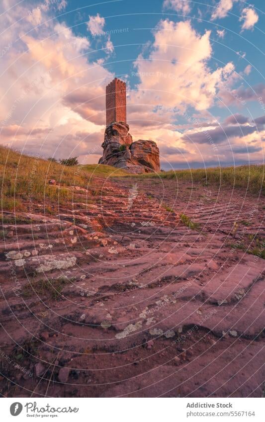 Sonnenuntergang am alten Turm Felsbrocken Stein Weg Himmel Cloud antik Wahrzeichen Historie Zafra Burg oder Schloss Cuenca offen Air Gras Gelände Horizont