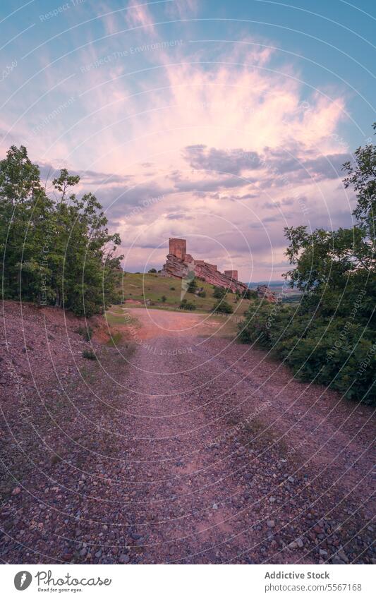 Weg zur alten Burg Kies Zafra Burg oder Schloss Cuenca offen Air Himmel Abenddämmerung Hügel Baum antik hypnotisierend wolkig Festung mittelalterlich