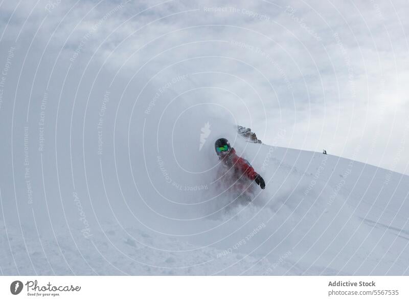 Person beim Skifahren auf Pulverschnee in den Bergen im Urlaub unkenntlich Abenteuer Berge u. Gebirge Gerät Skifahrer wandern Natur Winter Schnee Lifestyle