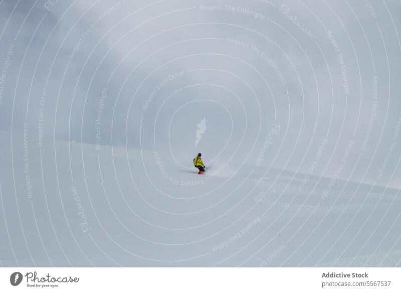 Person beim Snowboarden in einer verschneiten Landschaft im Urlaub Snowboarding unkenntlich Ski Natur Berge u. Gebirge Gerät Snowboarder Ganzkörper sonnig