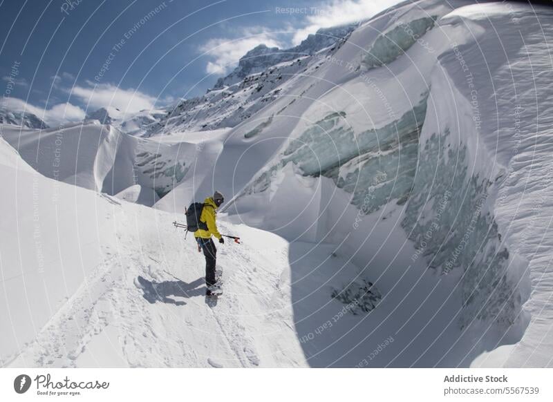 Person beim Wandern auf einem Schneeberg im Urlaub wandern Berge u. Gebirge anonym laufen deckend unkenntlich Mast reisen Gipfel Abenteuer Zusammensein