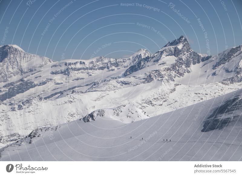 Berg und Landschaft mit Schnee bedeckt gegen den Himmel malerisch Ansicht Berge u. Gebirge Ambitus Felsen deckend wolkig Schweizer Alpen Gipfel Top Winter Cloud