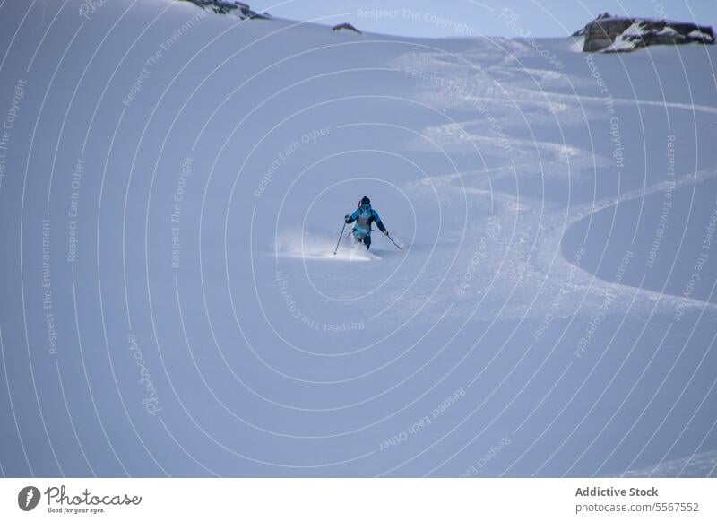 Anonyme Person beim Abstieg von einem schneebedeckten Berg Skifahrer Schnee absteigend Berge u. Gebirge unkenntlich Mast deckend Skifahren anstrengen