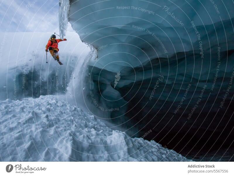 Person beim Skifahren auf einem verschneiten Berg durch eine Höhle gesehen Berge u. Gebirge Winter Tag Urlaub Ganzkörper Schnee Abenteuer Skifahrer bergab