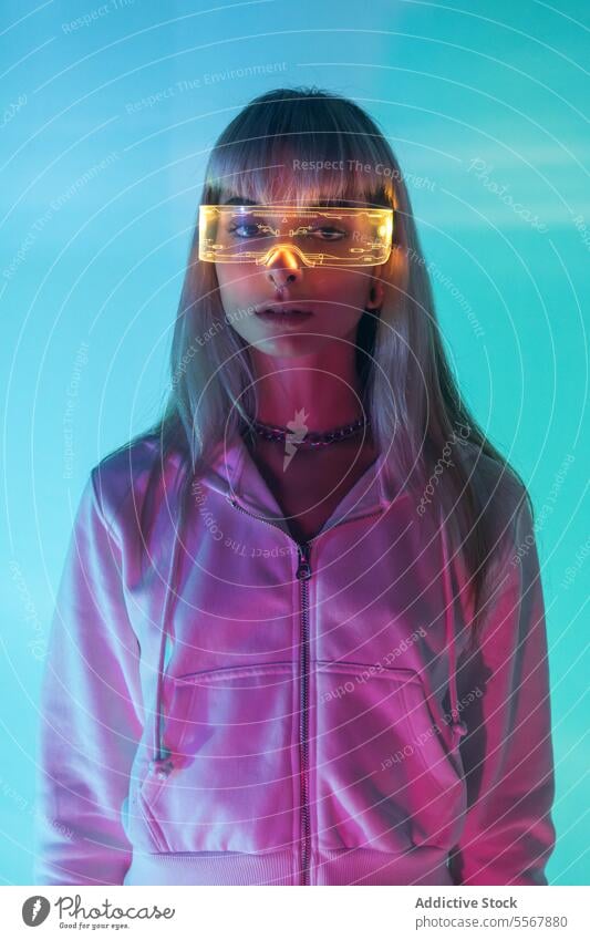 Frau mit futuristischer VR-Brille jung Leuchtdiode Virtuelle Realität selbstbewusst Porträt Schutzbrille Stil modern Licht leuchten cool Headset Simulator