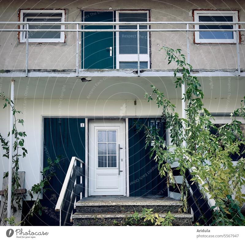 Verlassenes Haus Nr. 1 Tür Eingangstür Haustür Fenster verlassen Verwildert alt Gebäude Architektur Außenaufnahme Geländer unbewohnt Fassade trist Menschenleer