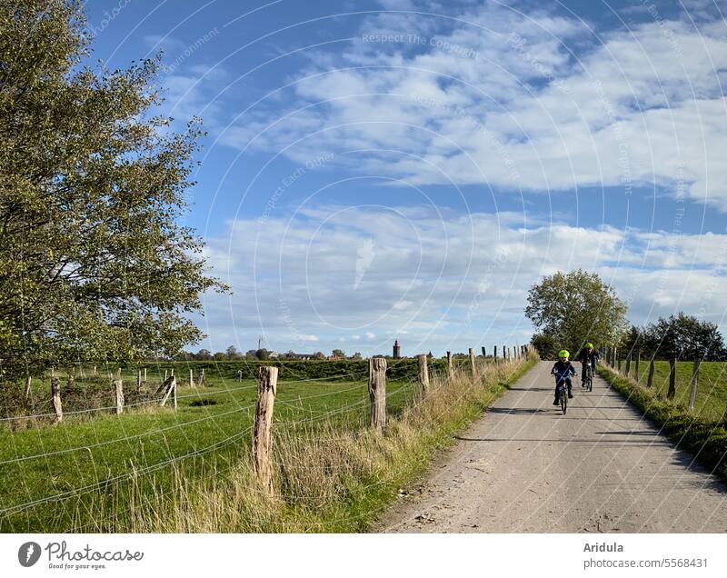 Mit dem Rad durch Ostholstein Fahrrad Fahrradtour Landschaft Spätsommer Herbst Weg Zaun Weide Himmel Kind Vater Mann Natur Bäume Wiese Wald Baum Gras idyllisch